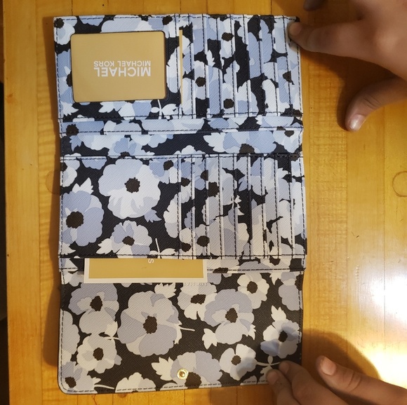 Michael Kors wallet - Picture 2 of 6